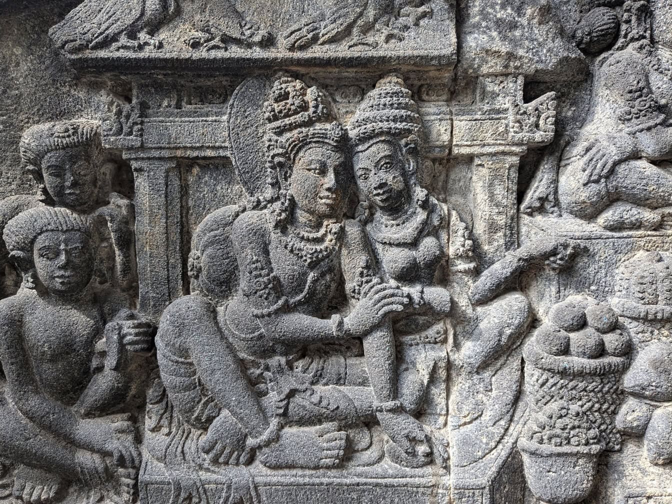 Steinartefakte, die Götter und Göttinnen aus dem Hinduismus im Prambanan-Tempel in Yogyakarta in Indonesien darstellen