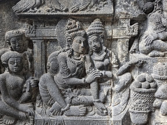 Artefak batu yang menggambarkan Dewa dan Dewi dari agama Hindu di Candi Prambanan di Yogyakarta, Indonesia