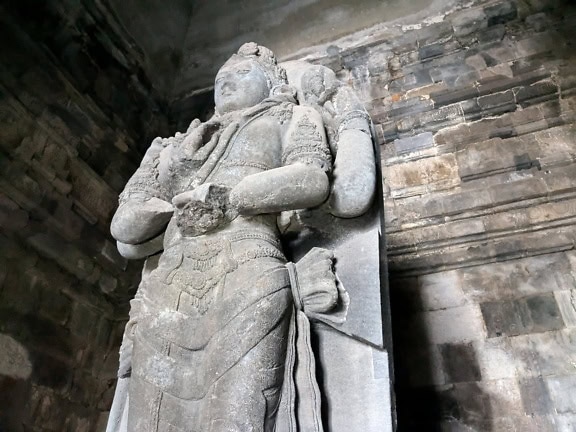 Patung dewa pelindung Hindu Wisnu ruang utama candi Wisnu di Candi Trimurti Prambanan di Yogyakarta, Indonesia