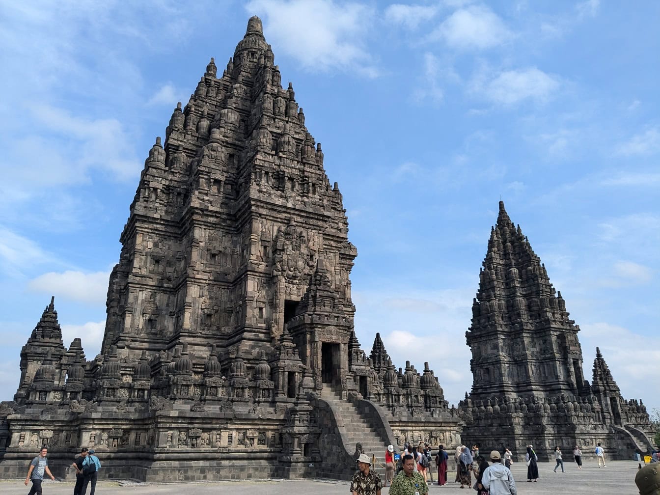 Turistas em frente a um templo hindu Candi Prambanan ou Rara Jonggrang em Java, Indonésia