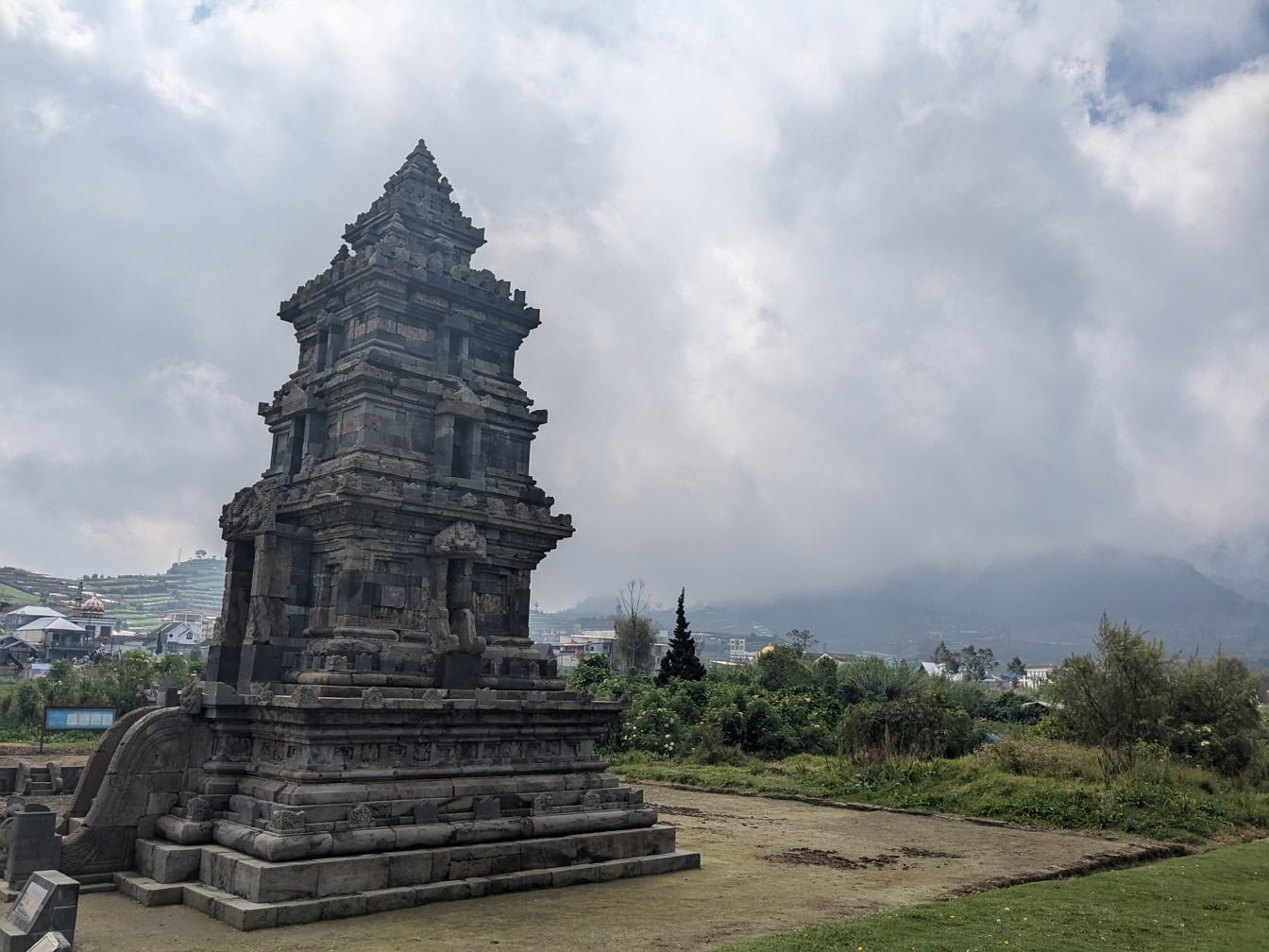 Un site de l’UNESCO, le temple Setyaki un temple hindou à Dieng à Java, en Indonésie