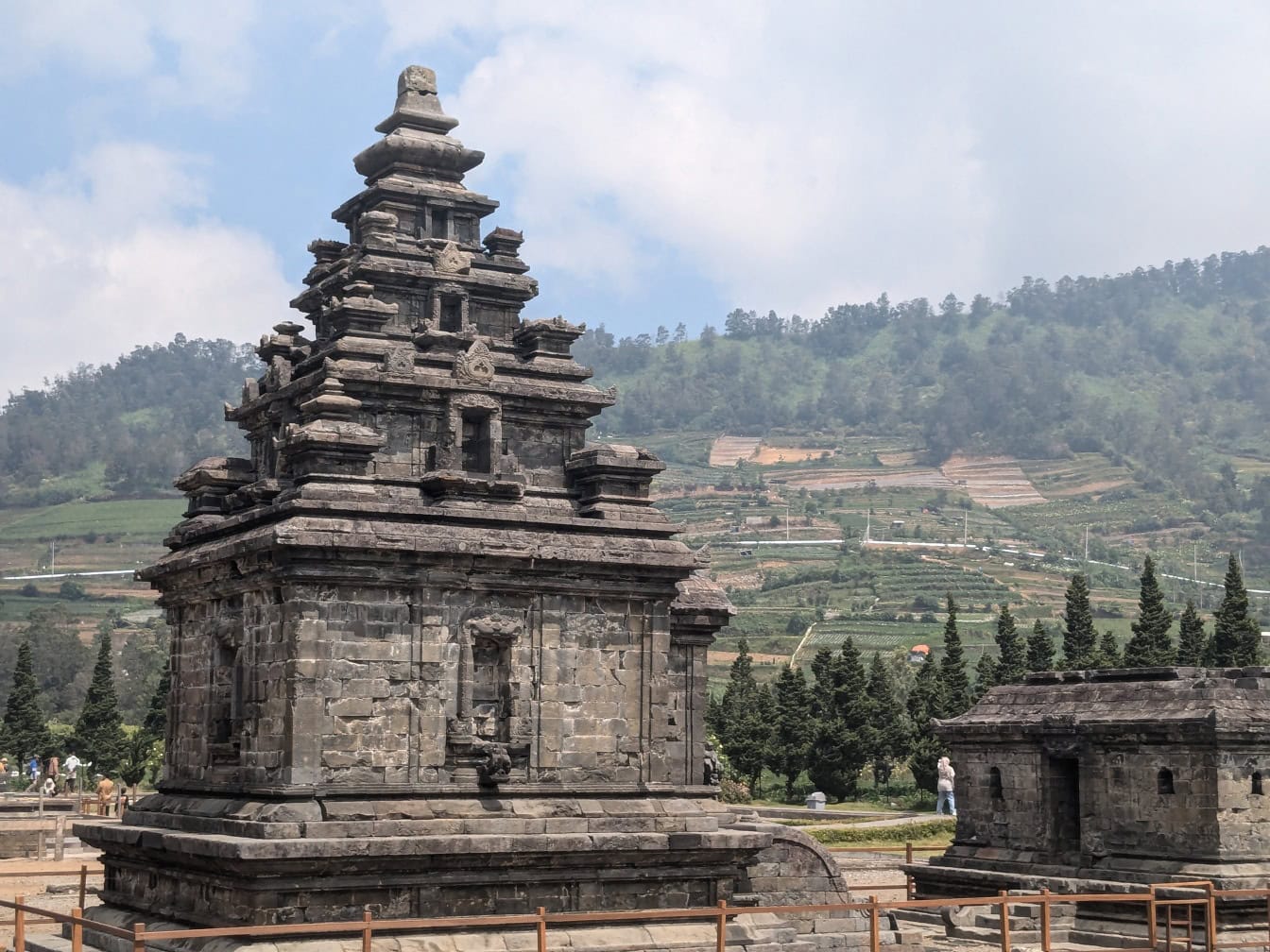 Chrám Candi Arjuna v komplexe Dieng Kulon, hinduistický chrám zo 7. storočia v Batur v Banjarnegara, Indonézia