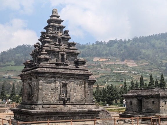 Templo Candi Arjuna en el complejo Dieng Kulon, un templo hindú del siglo VII en Batur en Banjarnegara, Indonesia.