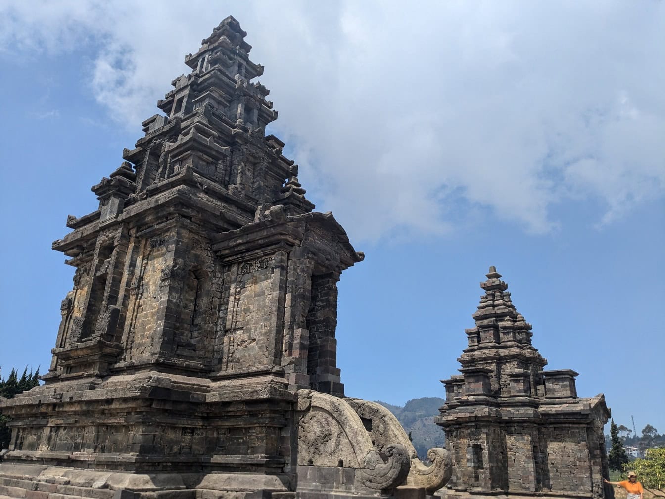 Edificio de piedra en la meseta de Dieng, una atracción turística en Indonesia