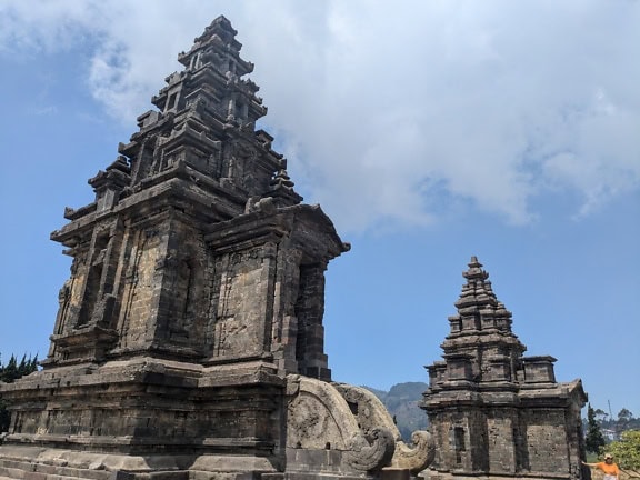 Edifício de pedra no planalto de Dieng, uma atração turística na Indonésia