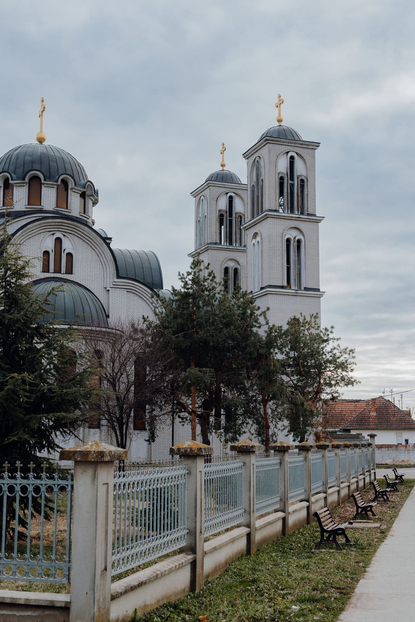 Kutsal Havariler Peter ve Paul’un Ortodoks kilisesi, bir çit ve ağaçlarla