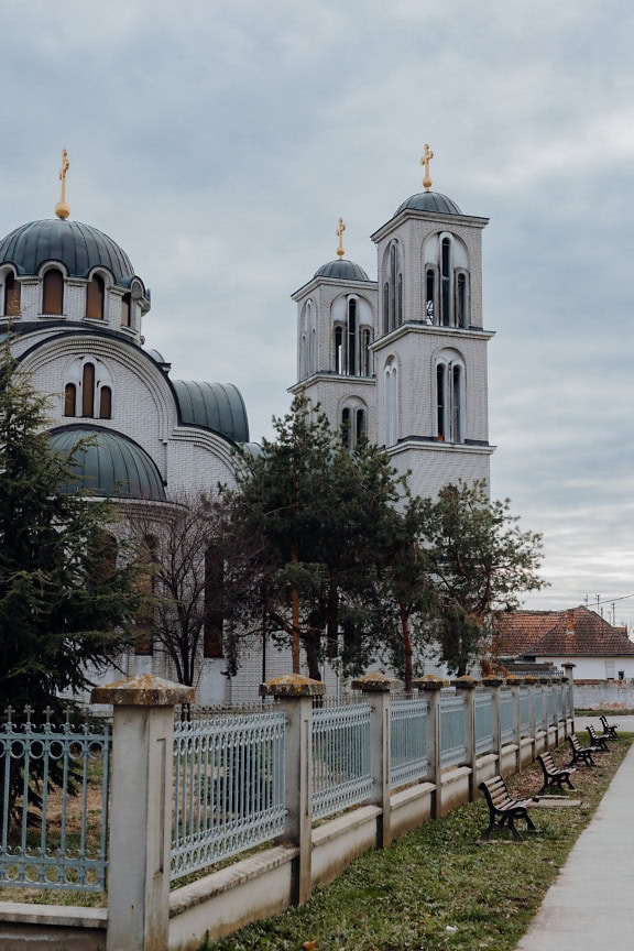 Die orthodoxe Kirche der Heiligen Apostel Petrus und Paulus mit Zaun und Bäumen