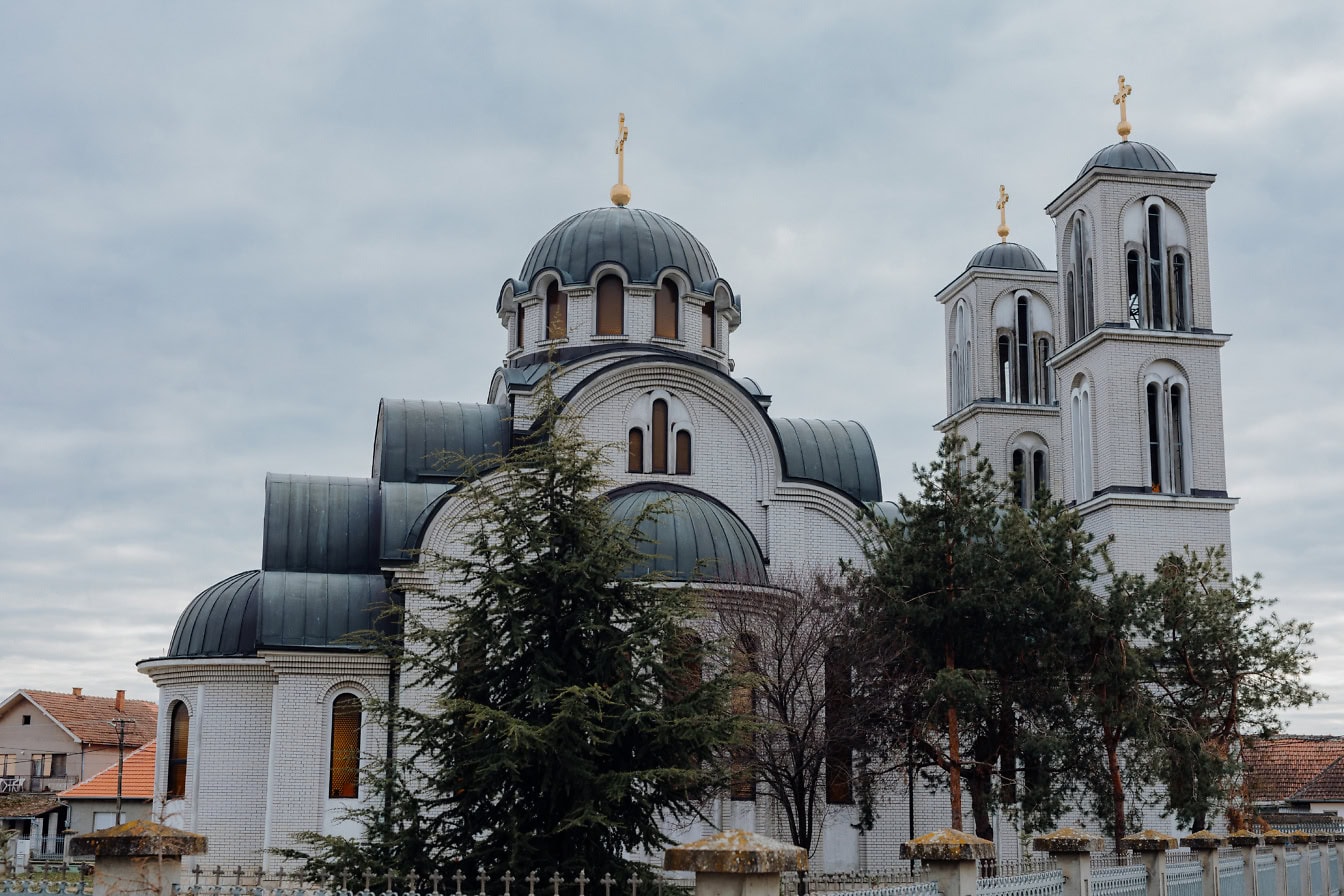 Die orthodoxe Kirche mit zwei Türmen der Heiligen Apostel Petrus und Paulus mit Zaun und Bäumen