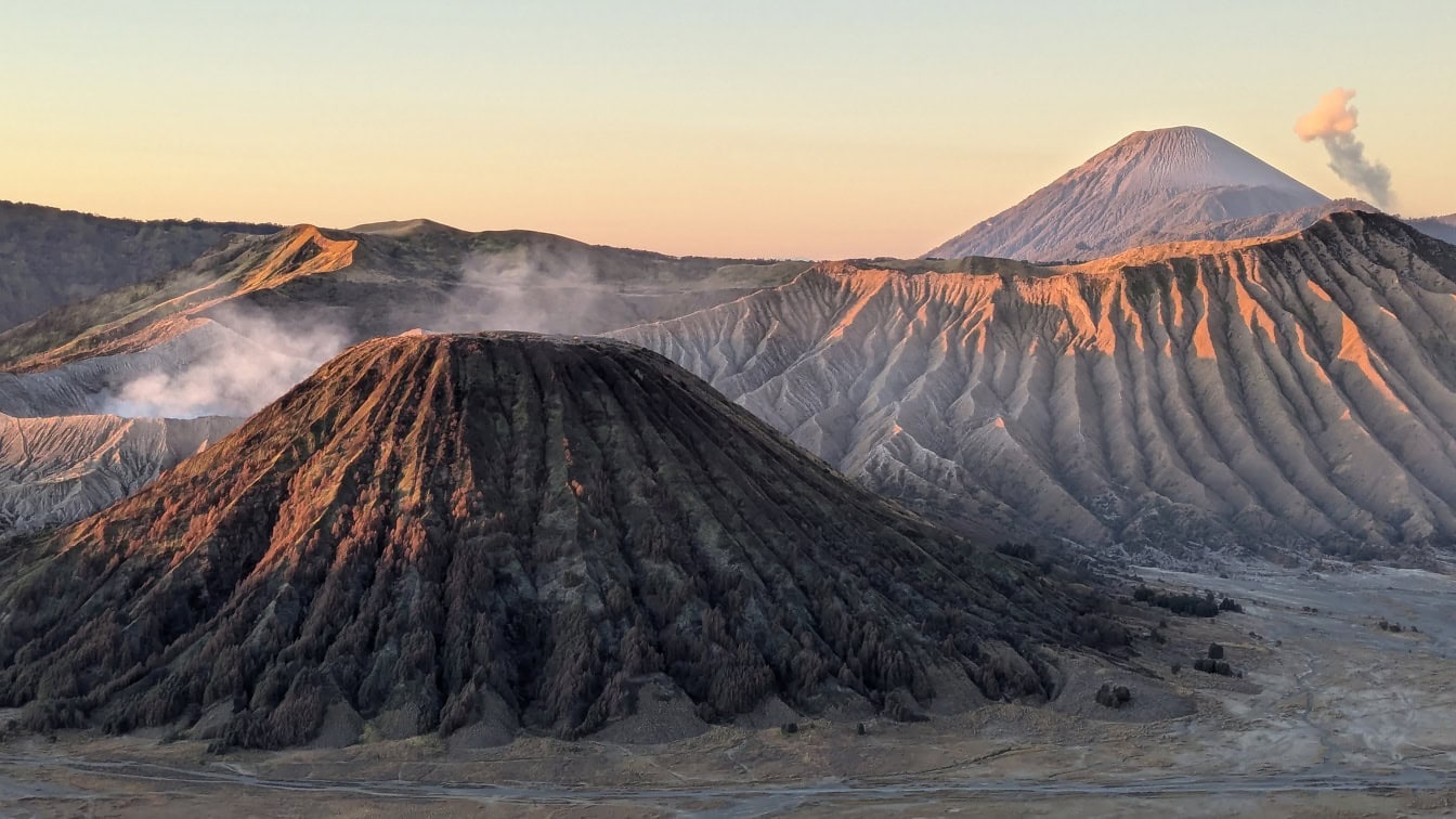 Chaîne du mont Bromo avec de la fumée sortant du sommet du cratère volcanique, paysage volcanique à Java, Indonésie