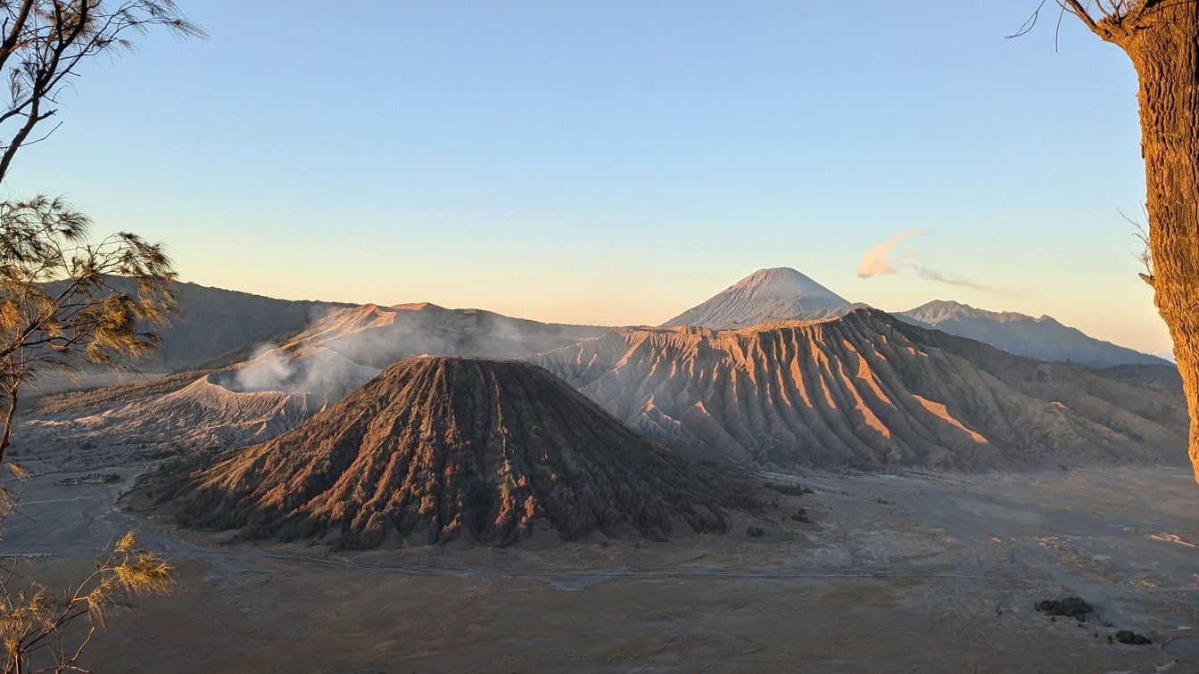 Panorama van de berg Bromo met rook die uit de actieve krater van de vulkaan komt