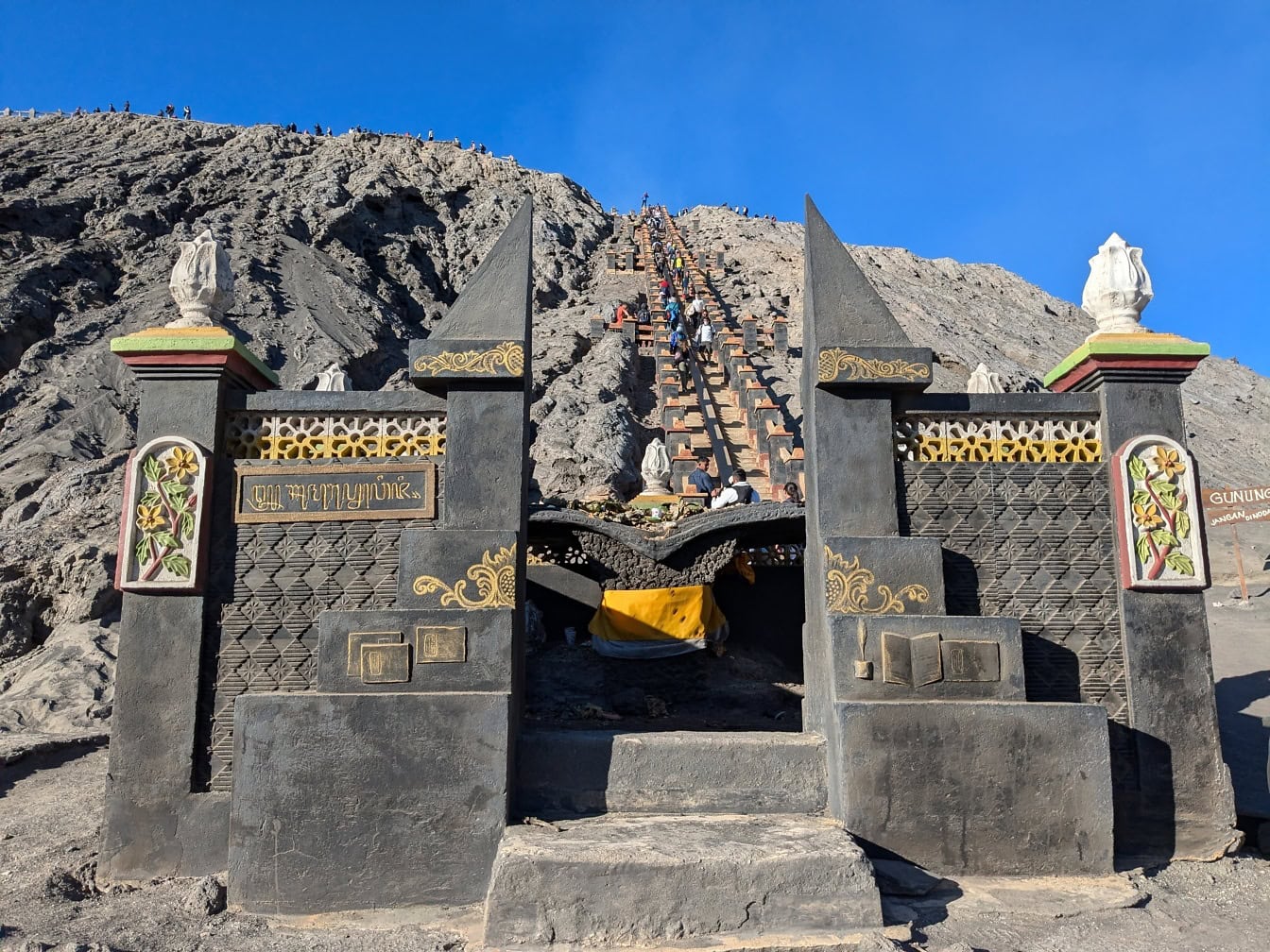 En trappa som leder upp till toppen av berget vid det hinduiska templet och berömd turistattraktion på berget Bromo i Indonesien