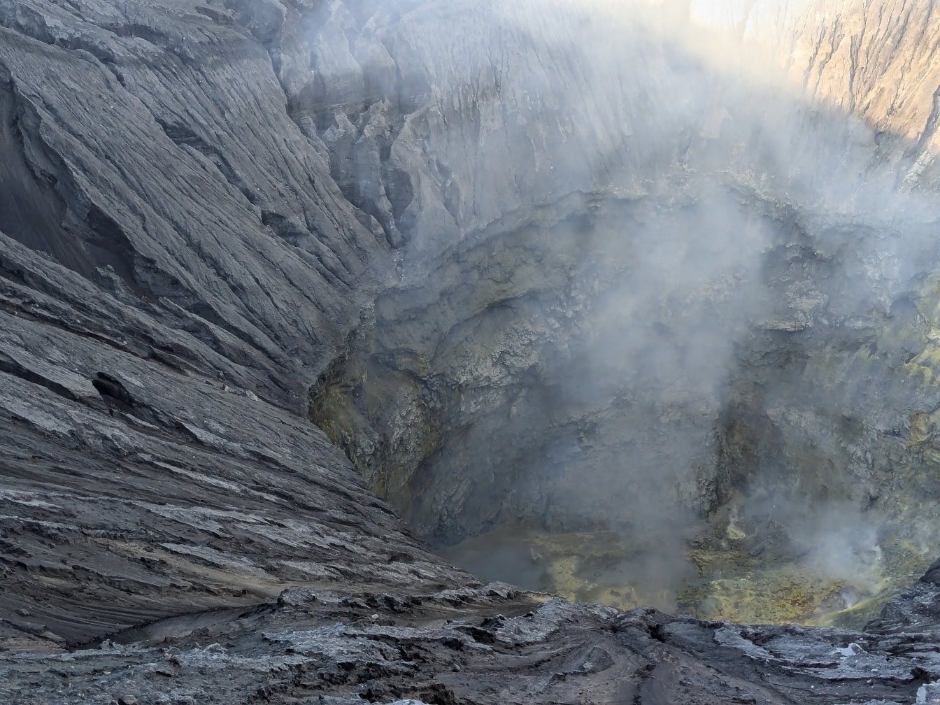 Krateret af bjerget Bromo med røg, der kommer ud af det, et vulkansk krater af en aktiv vulkan på Java, Indonesien