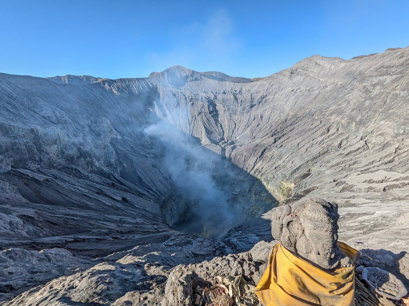 Ett landskap fotografi av Sydostasien, panorama med en krater av en aktiv Bromo vulkan med rök som kommer ut ur krater, Java i Indonesien