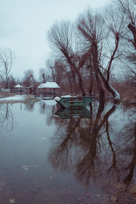 Contenedor de basura inundado en un área de recreación al aire libre en invierno