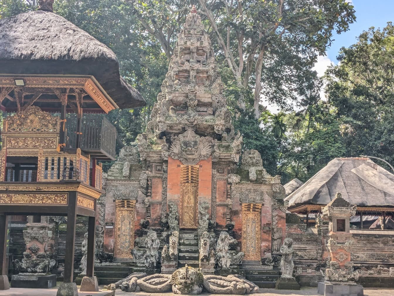 Hinduistický chrám a místo k uctívání hinduismu v posvátné rezervaci opičího pralesa v Ubudu, Bali, Indonésie