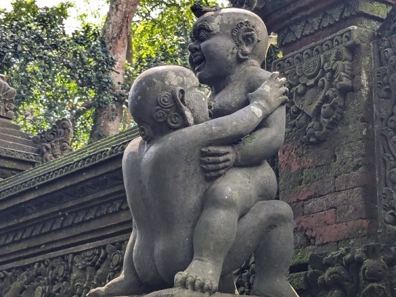 Statue d’un garçon et d’une fille s’embrassant dans le temple hindou du sanctuaire des singes sacrés à Padangtegal à Ubud, Bali, Indonésie