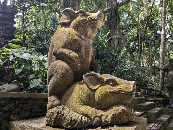 Statuie tradițională din piatră hindusă balineză a unui porc la Sanctuarul Pădurii Maimuțelor Sacre din Ubud, Bali, Indonezia