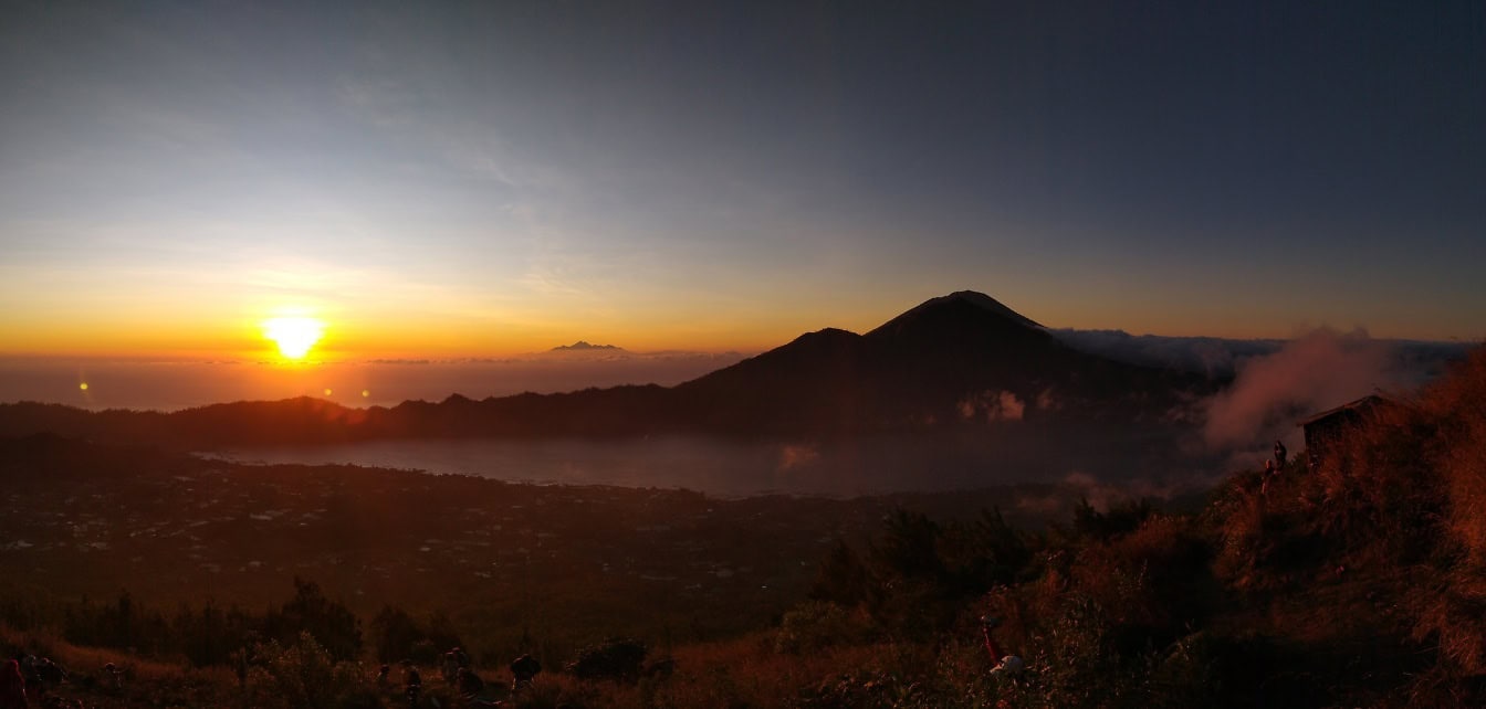 Anochecer sobre una montaña Batur un volcán activo en Bali, Indonesia