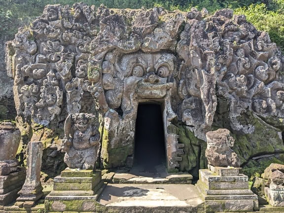 Steenstructuur met een deuropening bij de Hindoese tempel van Goa Gajah in Bali, Indonesië