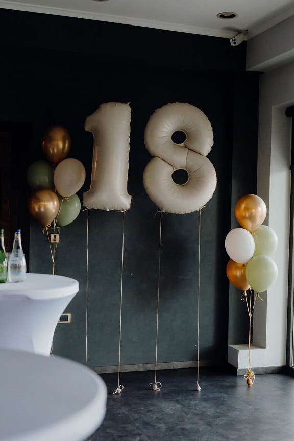 Balões em forma de número dezoito (18)decoração em uma festa de aniversário para comemorar a idade adulta