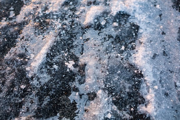 Primo piano di ghiaccio ghiacciato e neve sul terreno