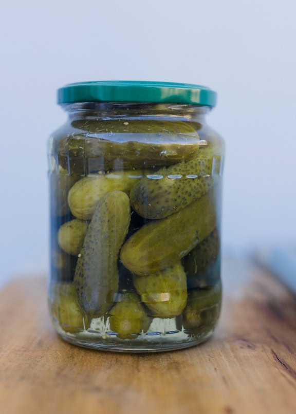 En krukke hjemmelavede økologiske pickles