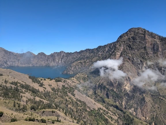 Hora s jazerom Segara Anak, kráterové jazero vedľa hory Rinjani na ostrove Lombok v Indonézii