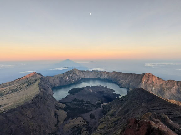 ภาพพาโนรามาของทะเลสาบ Segara Anak ยามพระอาทิตย์ตกดิน ทะเลสาบปล่องภูเขาไฟบนภูเขา Rinjani ในอินโดนีเซีย