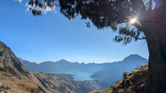 Panoramatická fotografia jazera Segara Anak za slnečného dňa, kráterového jazera na hore Rinjani v Indonézii