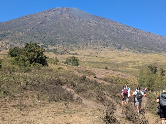 Orang-orang berjalan di jalan setapak di gunung Rinjani, gunung berapi aktif di Indonesia di pulau Lombok