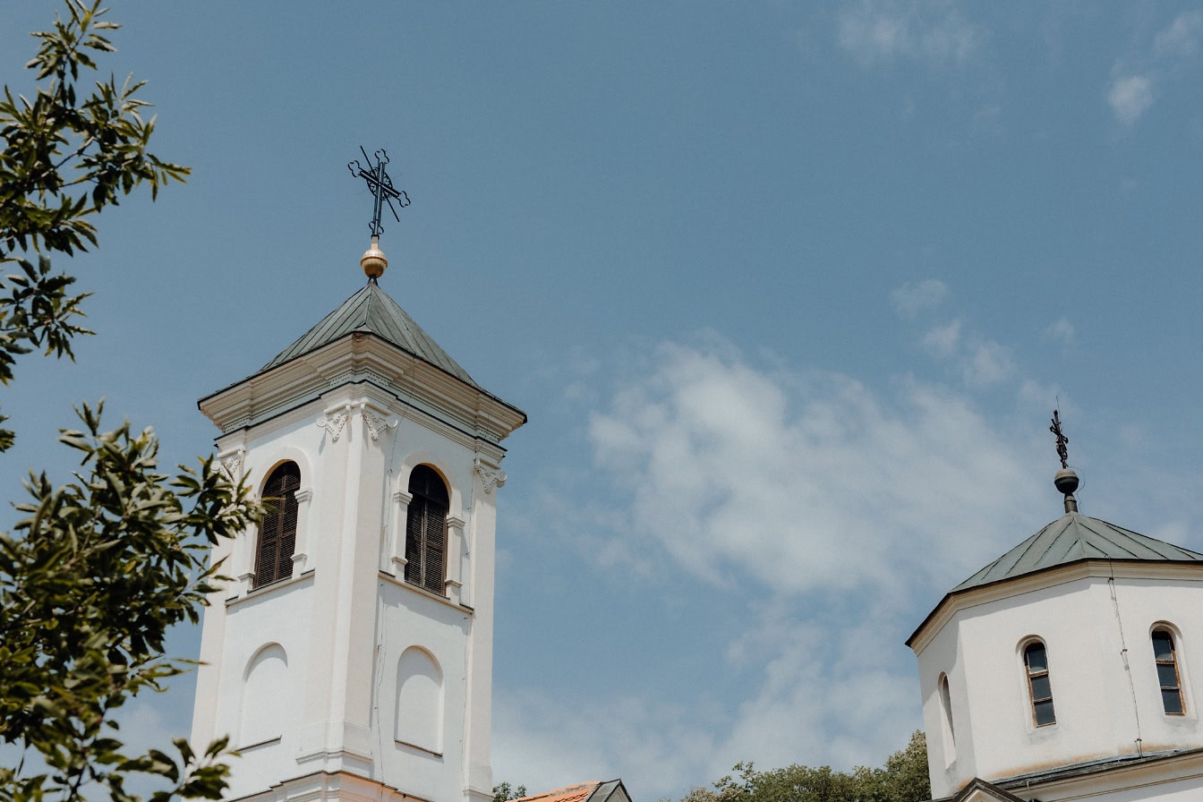 Hvite kirkeklokketårn i et kloster Djipsa eller Divsa, et kloster i den serbisk-ortodokse kirken i Fruska Gora