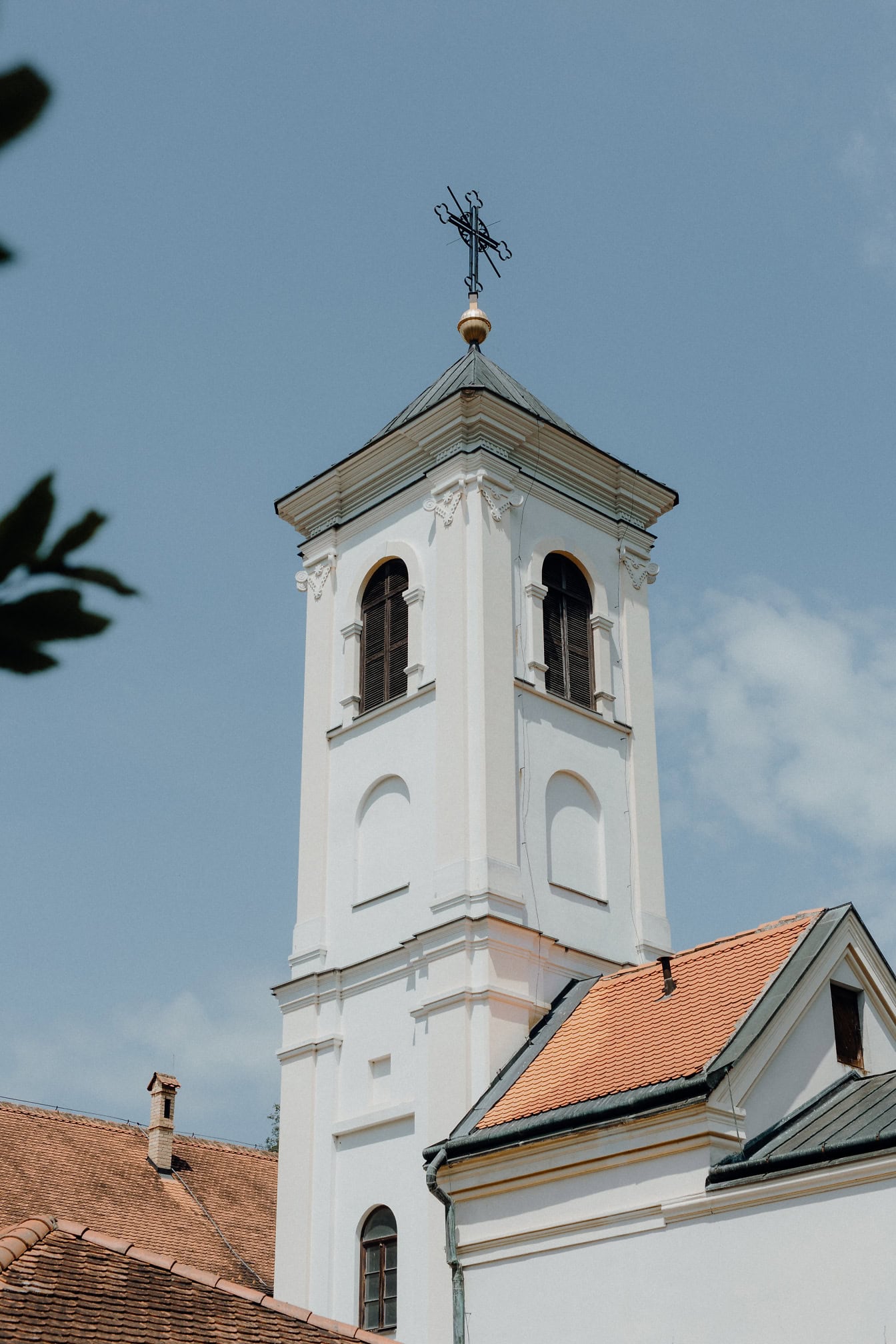 Campanario de la iglesia del monasterio Djipsa o Divsa, el monasterio de la iglesia ortodoxa serbia en Fruska Gora, cerca de las aldeas de Vizic y Divos