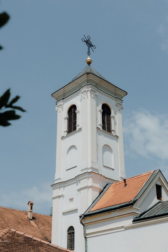 Glockenturm der Kirche des Klosters Djipsa oder Divsa, eines Klosters der serbisch-orthodoxen Kirche in Fruska Gora, in der Nähe der Dörfer Vizic und Divos