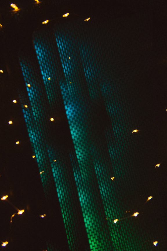 Maille vert foncé et bleu avec des lumières dans l’obscurité