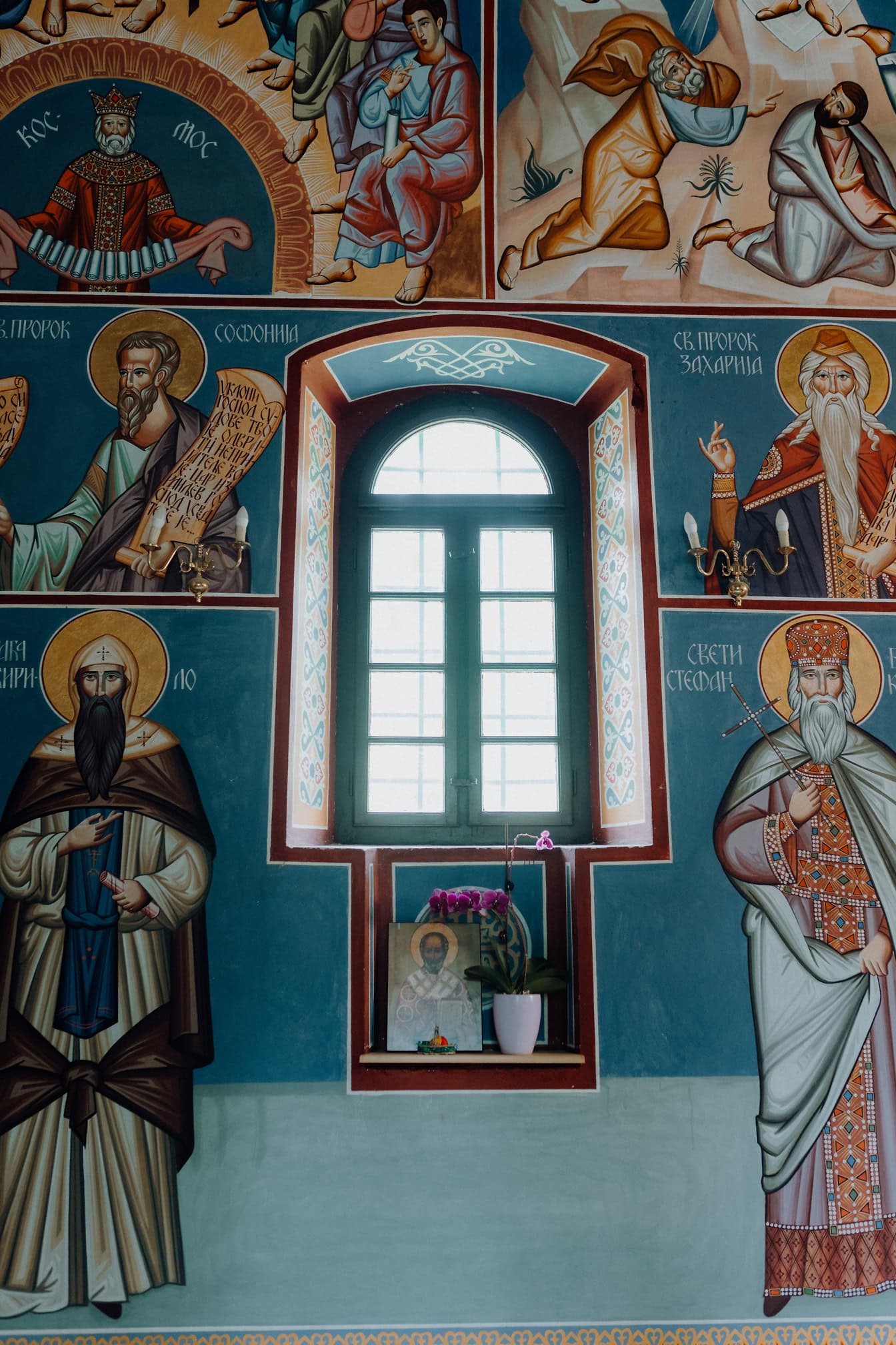 Een venster in een orthodox klooster met fresco’s van heiligen, heilige profeet Zacharia, Sint Stefanus