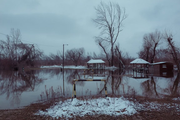 Paisaje de un área de recreación inundada en un lago en invierno