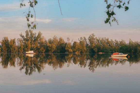 Freizeitboote auf einem See am Nachmittag