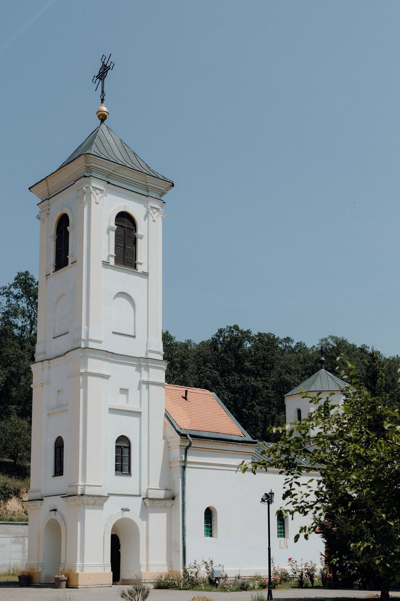 Bílá kostelní zvonice srbského pravoslavného kláštera Djipsa nebo Divsa, Fruška Gora, poblíž vesnic Wyyć a Divos