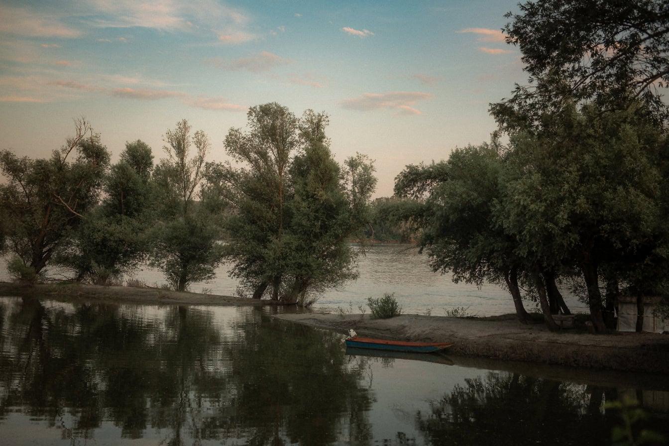 Senja sebelum malam di danau Tikvara, sungai Danube berada di latar belakang, Backa Palanka, Serbia