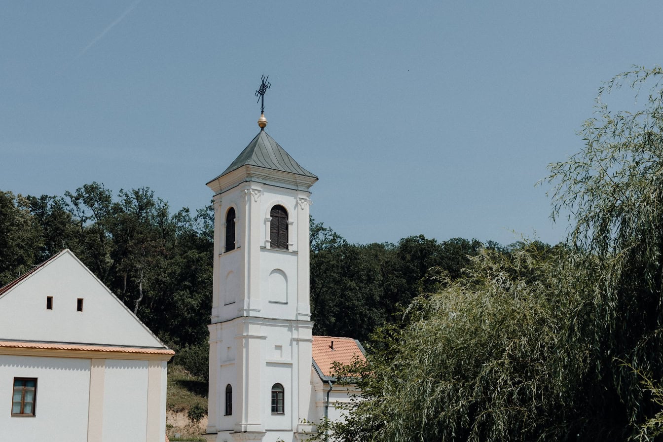 Torre sineira branca de um mosteiro Djipsa ou Divsa, diocese de Srem da igreja ortodoxa sérvia, Fruska Gora, perto das aldeias de Vizic e Divos