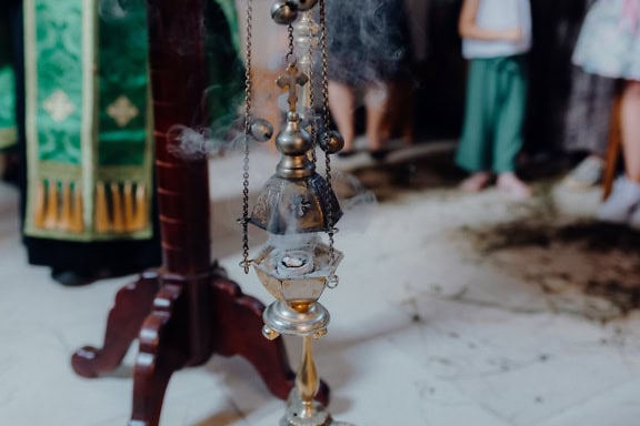 Een rook van wierook in kerkelijk wierookvat in christelijke kerk op een religieuze liturgie