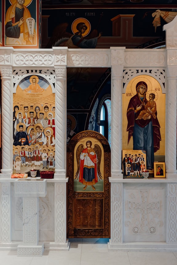 El altar de mármol blanco con iconos del Arcángel Miguel y los mártires panherzegovinos en la Iglesia Ortodoxa Serbia