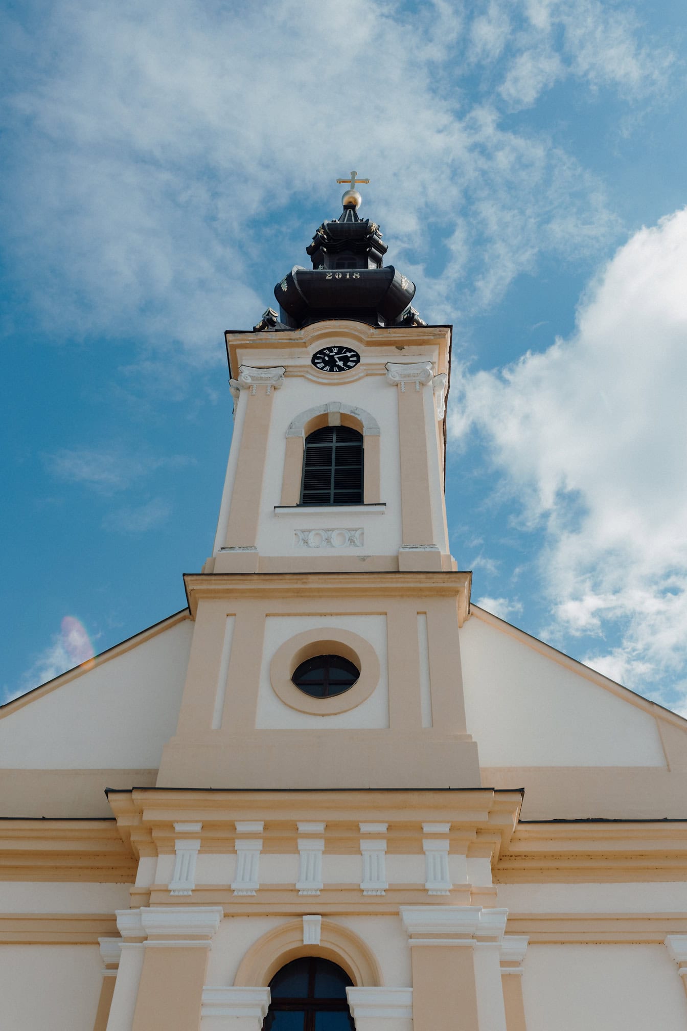 Sisi depan menara lonceng gereja Saint Luke, sebuah gereja Ortodoks dengan langit biru di atasnya