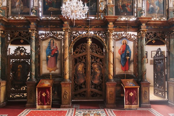 Altar yang didekorasi di Gereja Ortodoks Serbia, sebuah altar bergaya Bizantium dengan pintu dan ikon Yesus Kristus, Perawan Maria, dan orang-orang kudus lainnya