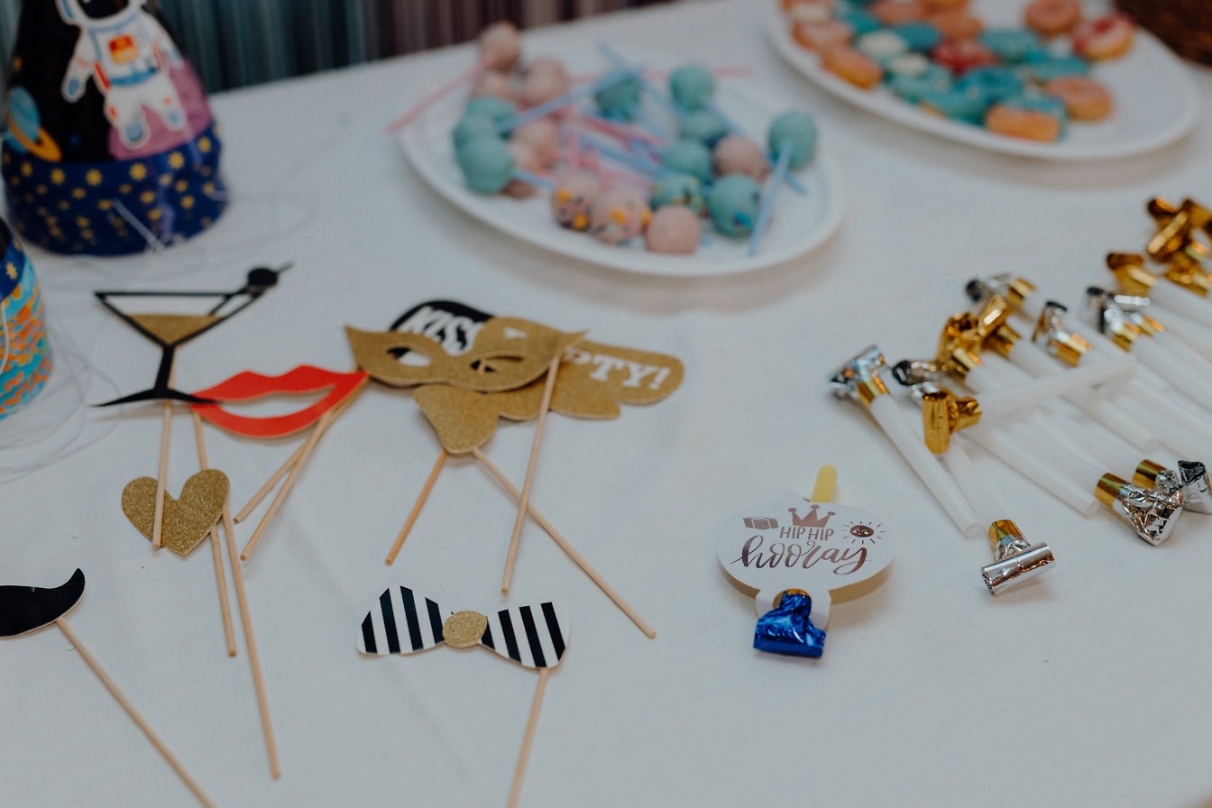 Mesa con decoración de fiesta de cumpleaños y accesorios y platos de dulces