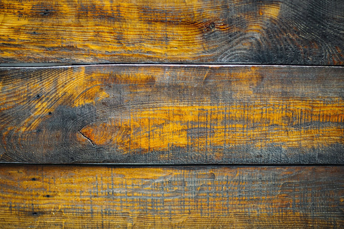 Textura de una superficie de madera con tablones horizontales con una pintura amarilla vieja