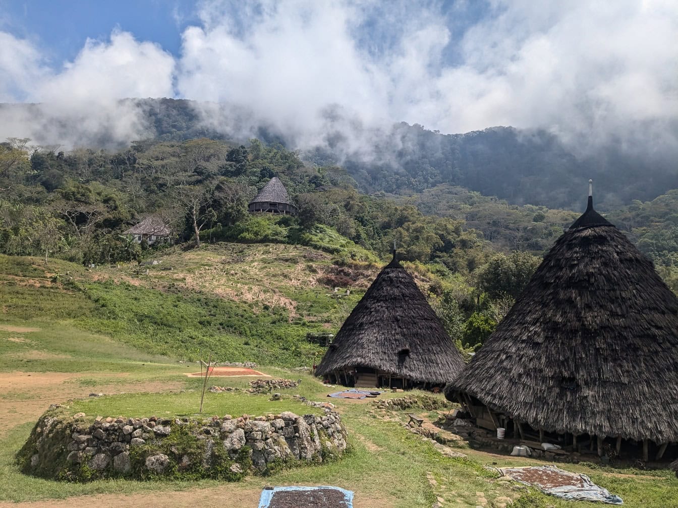 Aldeia étnica Waerebo ou Wae Rebo com casas tradicionais com telhados de grama de junco no Manggarai, ecoturismo em Nusa Tenggara, Indonésia