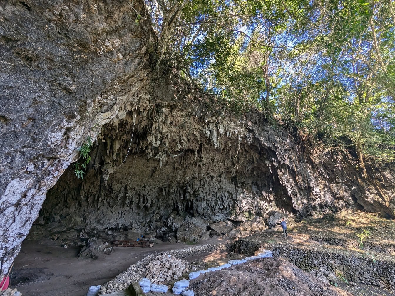 Een archeologische en paleontologische site, de Liang Bua-grot of de hobbit-grot, een site waar de Hobbit- (Homo floresiensis)