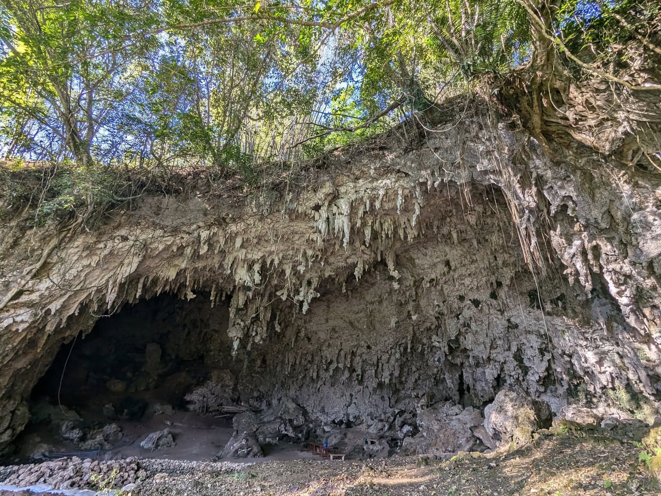 Vstup do jeskyně Liang Bua nebo hobití jeskyně, paleoetologického naleziště, kde je objeven Hobití (Homo floresiensis)