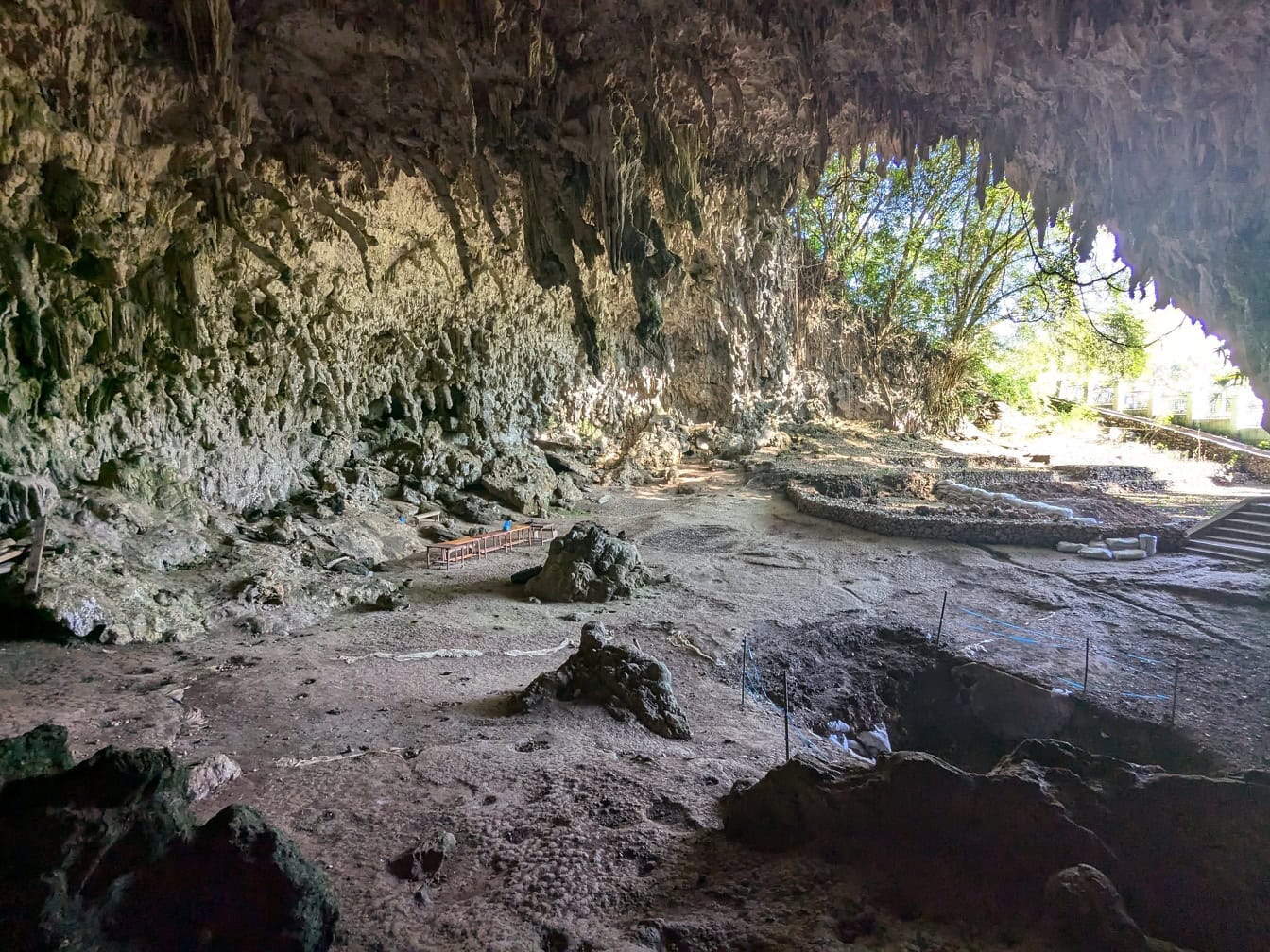 Jeskyně Liang Bua nebo hobití jeskyně, paleoetologické naleziště, kde je objeven člověk z Flores nebo Hobití (Homo floresiensis)